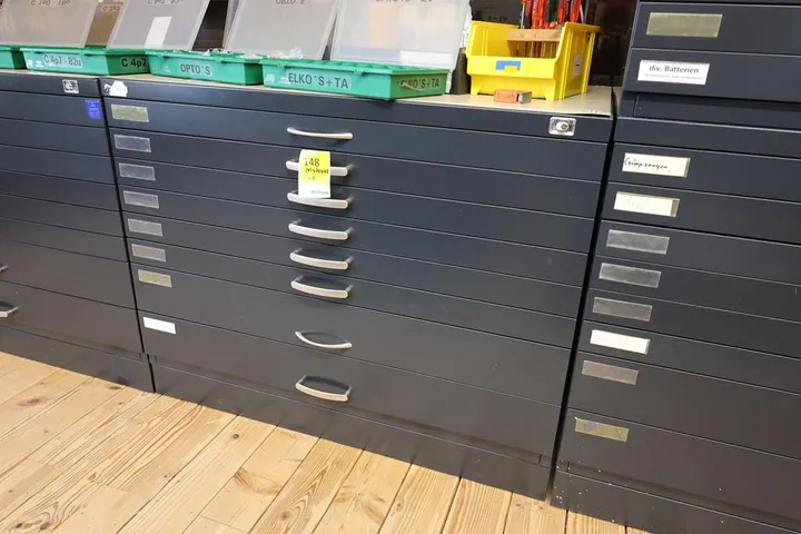 1 x C + P Flachablageschrank inkl. Inhalt Maße: 110 x 77 x 87 cm